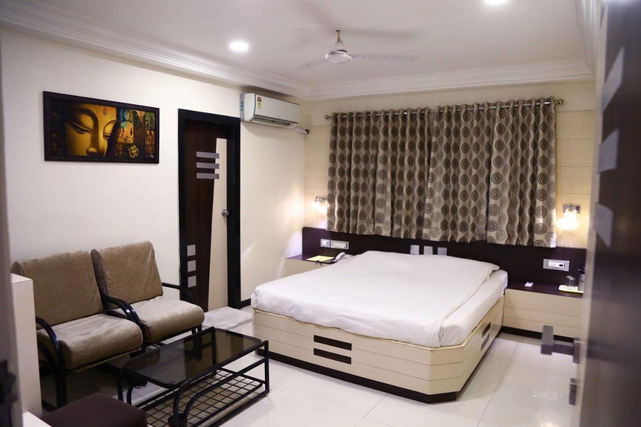 Hotel Regency Jamnagar Exterior photo